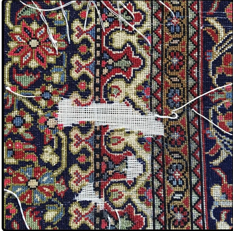 Restauration d'un tapis avec broderie traditionnelle colorée.