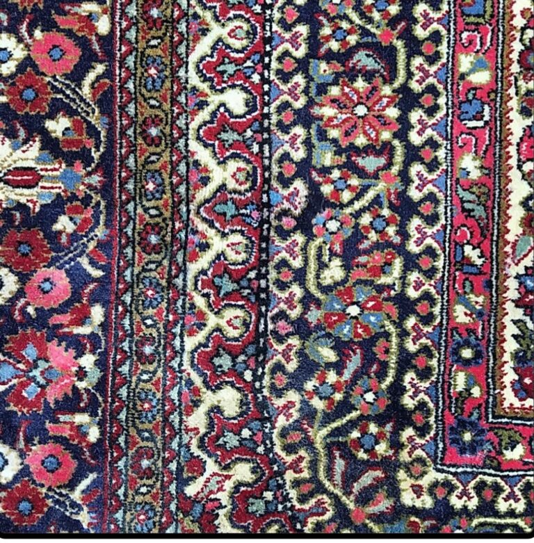 Motifs floraux sur un tapis coloré.