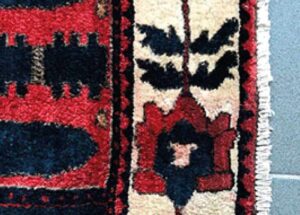 Tapis traditionnel coloré avec motifs géométriques.