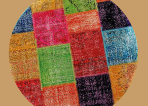 Tapis en patchwork coloré sur fond marron.